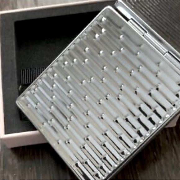 🌹NIB Gucci Magnifying Double Side Silver Mirror Compact - Picture 4 of 8